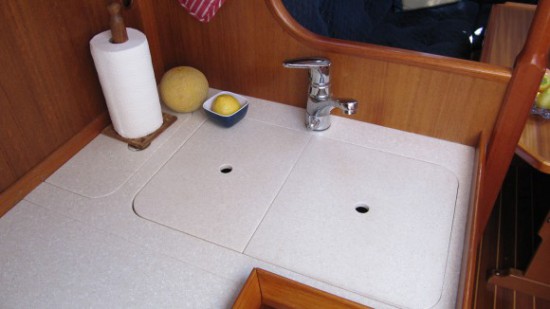 Pentry Bänkskiva tillverkad av Corian®. Det porfria materialet är hållbart, fukttåligt och används av de flesta båtvarven.
